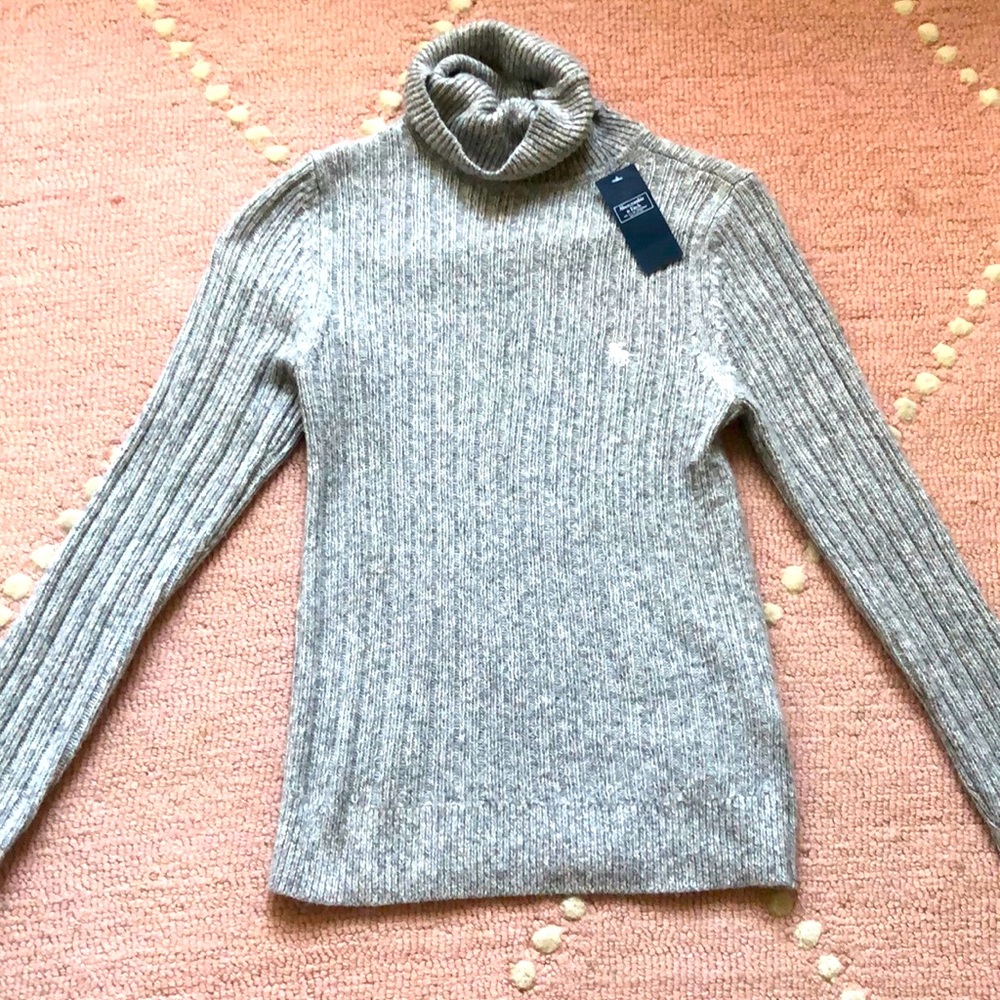 grey Abercrombie and fitch turtle neck